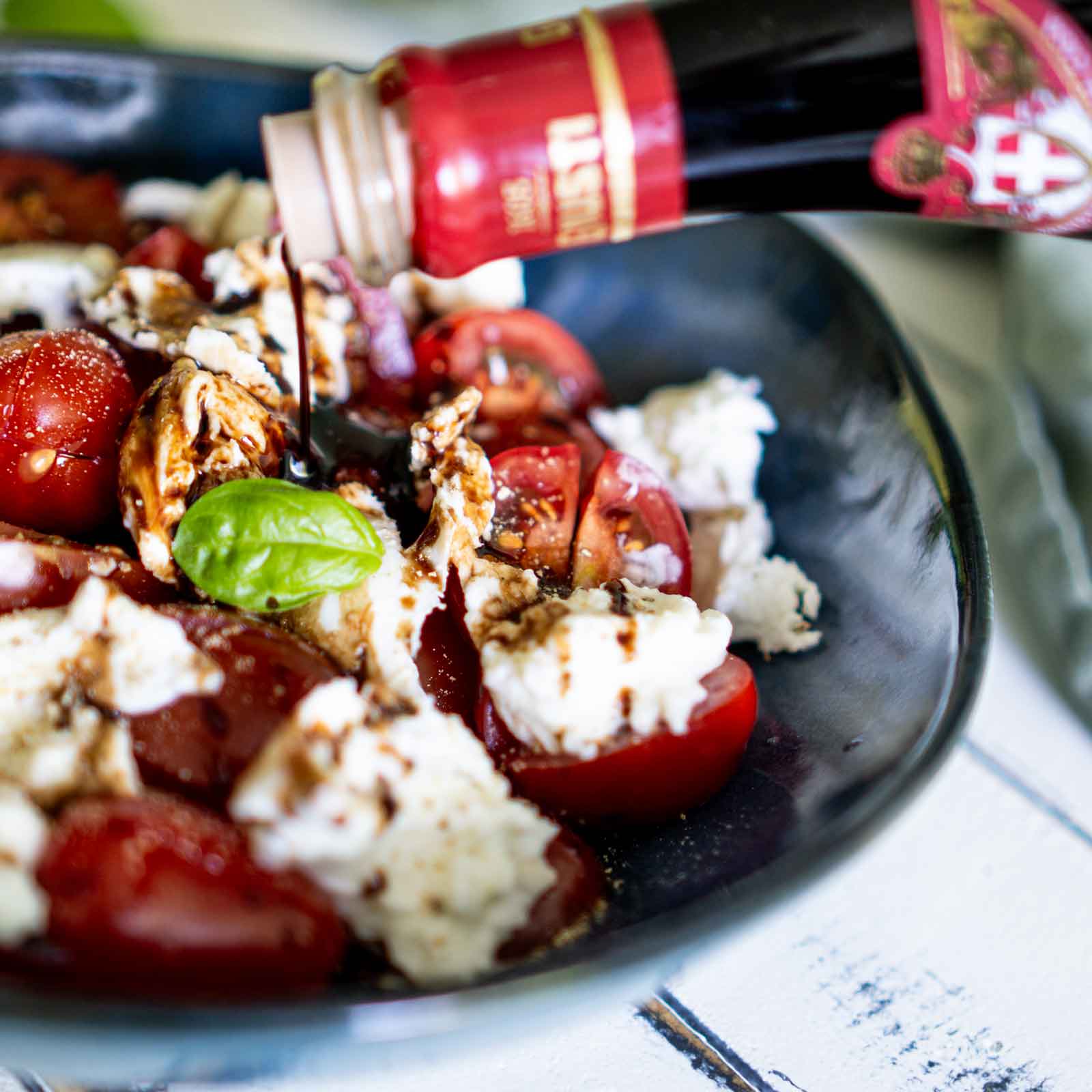 Moderne Caprese-Variante mit Aceto Balsamico di Modena IGP