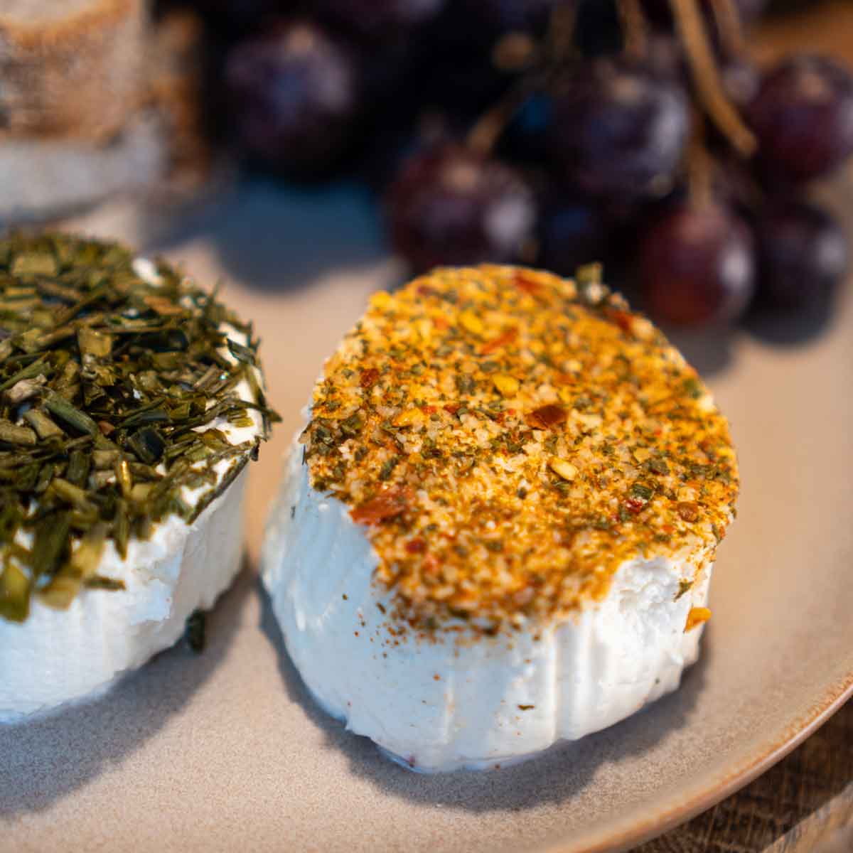 Caprino mit Kräutern