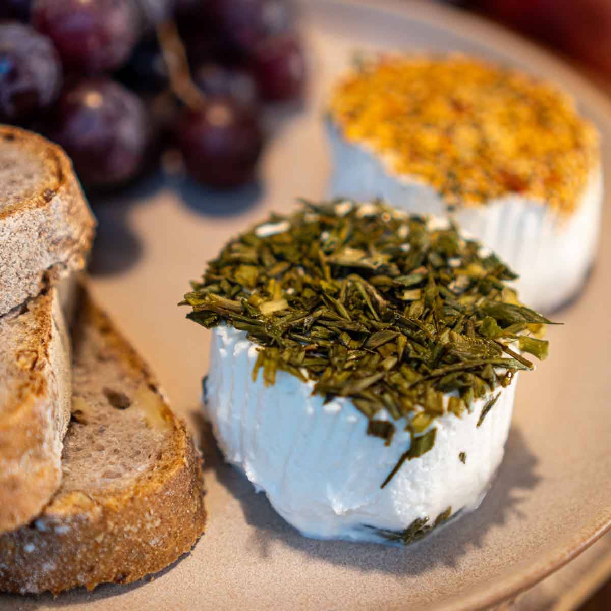 Caprino mit Kräutern