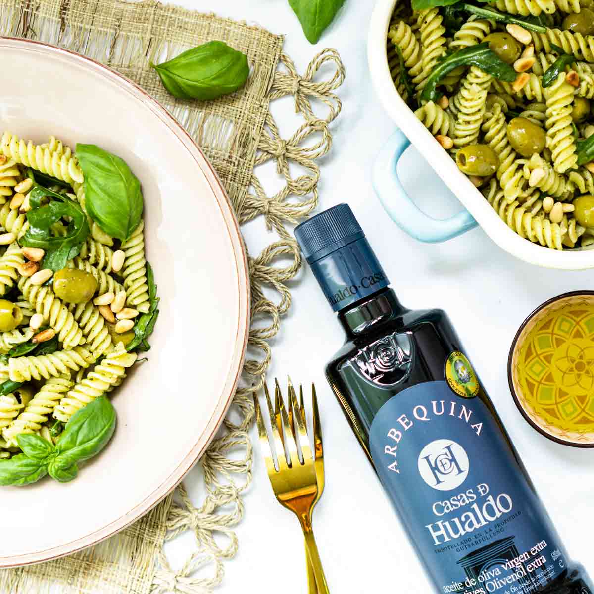 Casas de Hualdo Olivenöl neben Pasta und Basilikum.