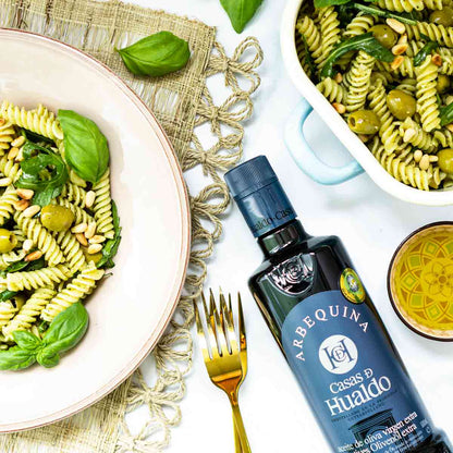 Casas de Hualdo Olivenöl neben Pasta und Basilikum.