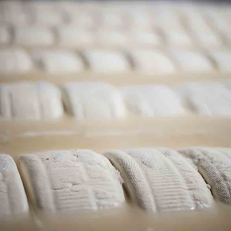 Käseblöcke in Nahaufnahme.