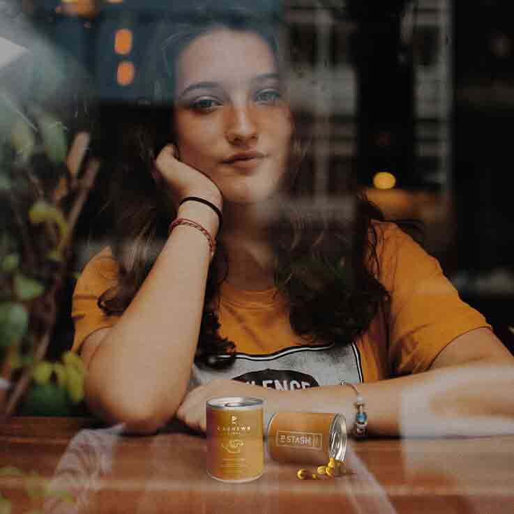 Frau mit Nüssen und Dose.