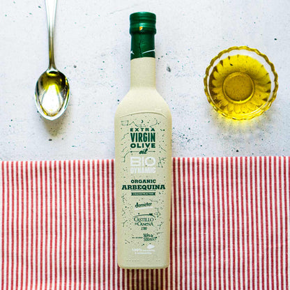 Flasche Castillo de Canena Olivenöl mit Löffel und Schale.