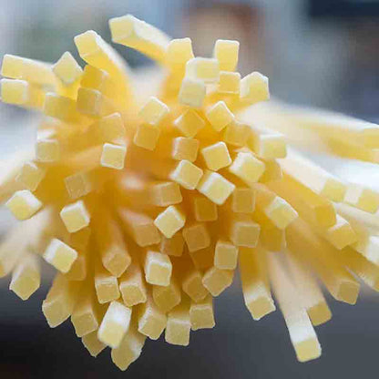 Nahaufname der vierkantigen Chitarra Pasta