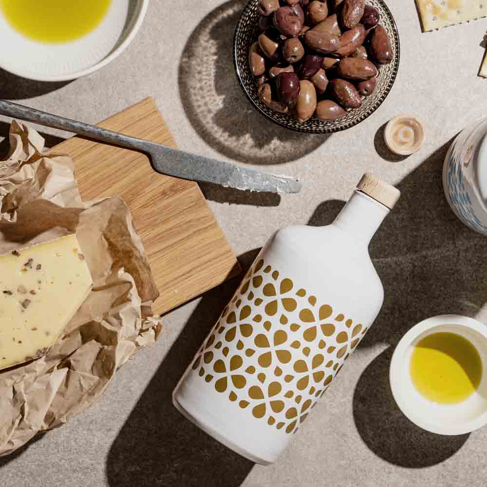 Olivenölflasche, Oliven, Käse, Messer, Schale, Tisch, Keramik.