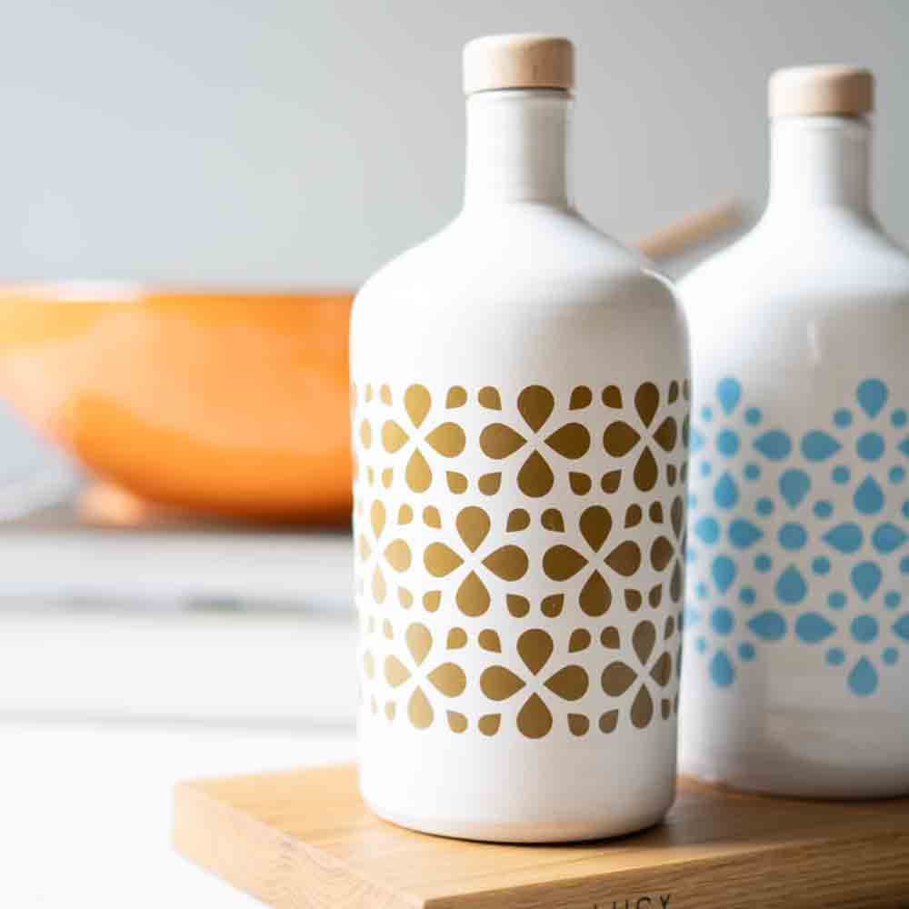 Keramikflaschen mit dekorativem Muster, möglicherweise für Olivenöl.