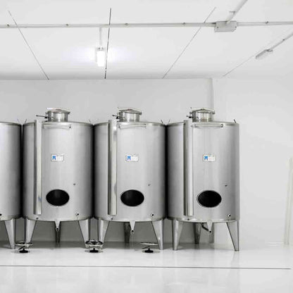 Ciccolella Zisternen für Olivenöl in weißem Raum.