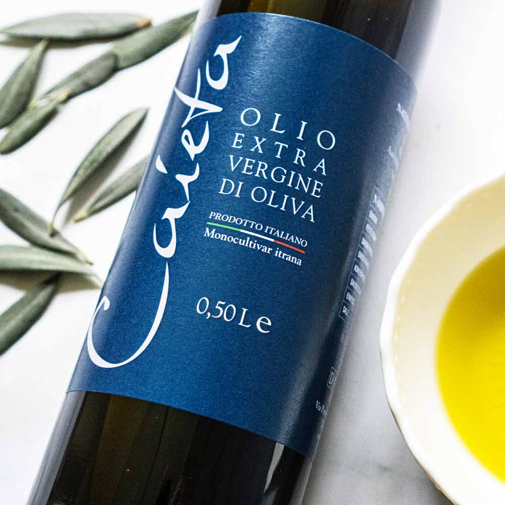 Olivenölflasche Caieta mit Olivenzweigen und Schale.