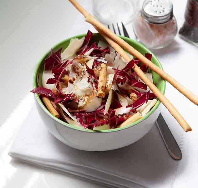 Salat mit Radicchio, Grissini und Parmesan in Schüssel.