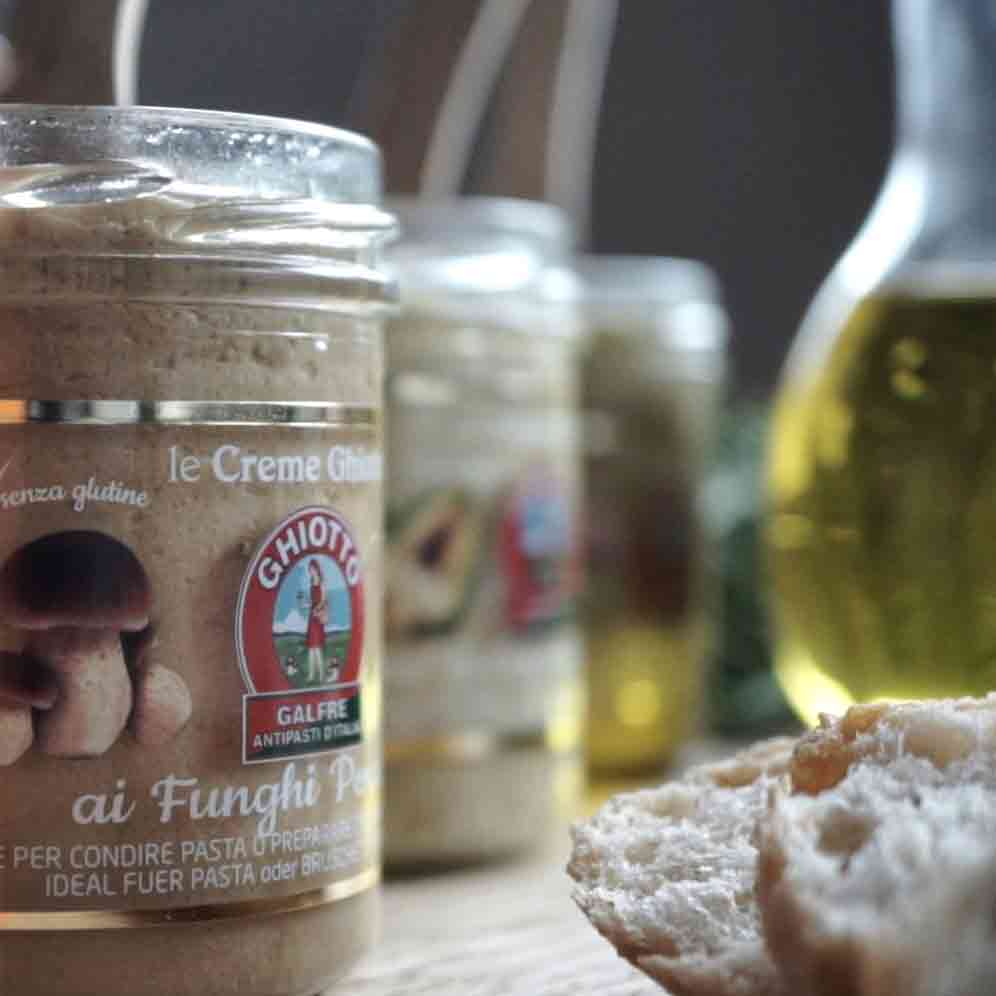 Ghiotto Creme, Olivenöl, Brot, unscharfer Hintergrund, Feinkostprodukte.