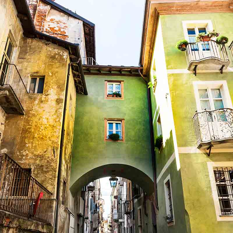 Grüne Häuser im Stadtzentrum von Cuneo in Italien. In Cuneo beginnt die Firmengeschichte.