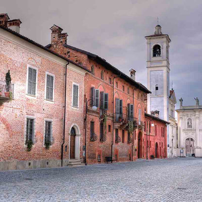 Historische Gebäude an gepflastertem Platz.