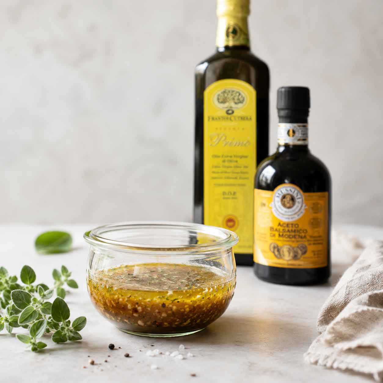 Italienisches Dressing aus Olivenöl und Balsamico