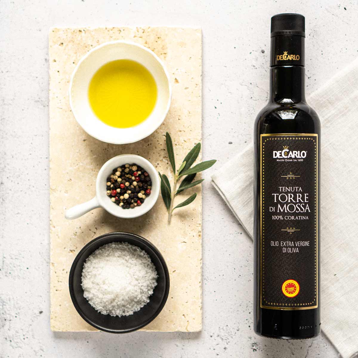 De Carlo Olivenölflasche, Schalen mit Öl, Salz, Pfeffer.