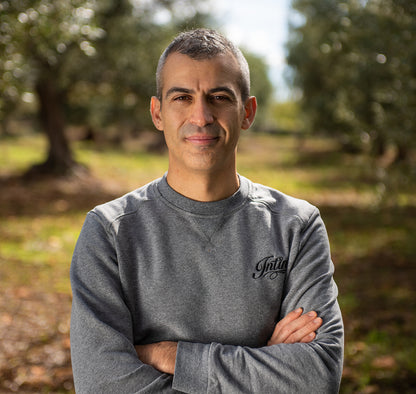 Produzent Pietro Intini steht selbstbewusst im eigenen Olivenhain.