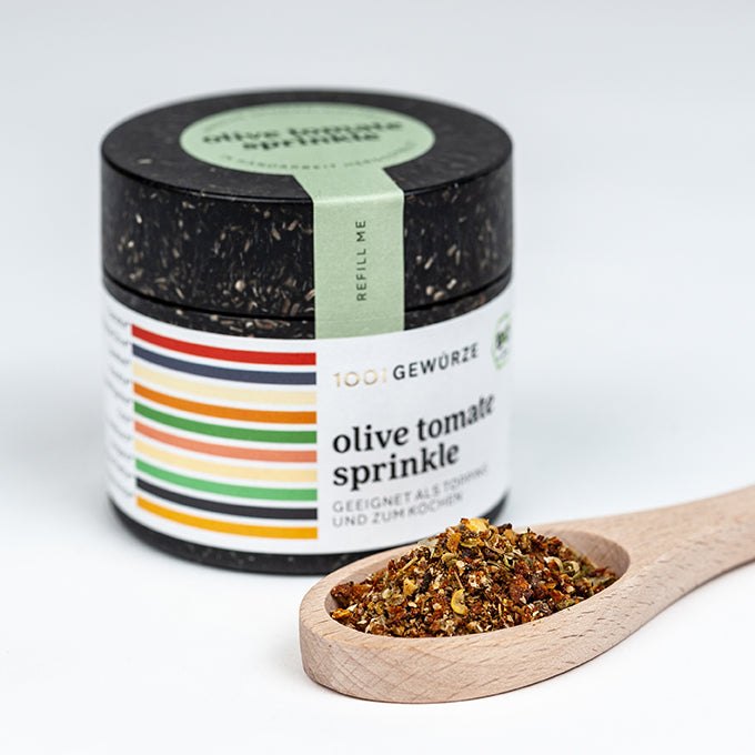 Gewürzdose und Holzlöffel mit Gewürzmischung, Marke 1001 Gewürze.