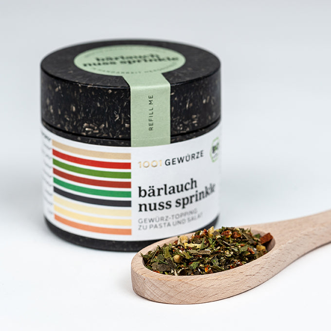 Gewürzbehälter und Holzlöffel mit Bärlauch Nuss Sprinkles.