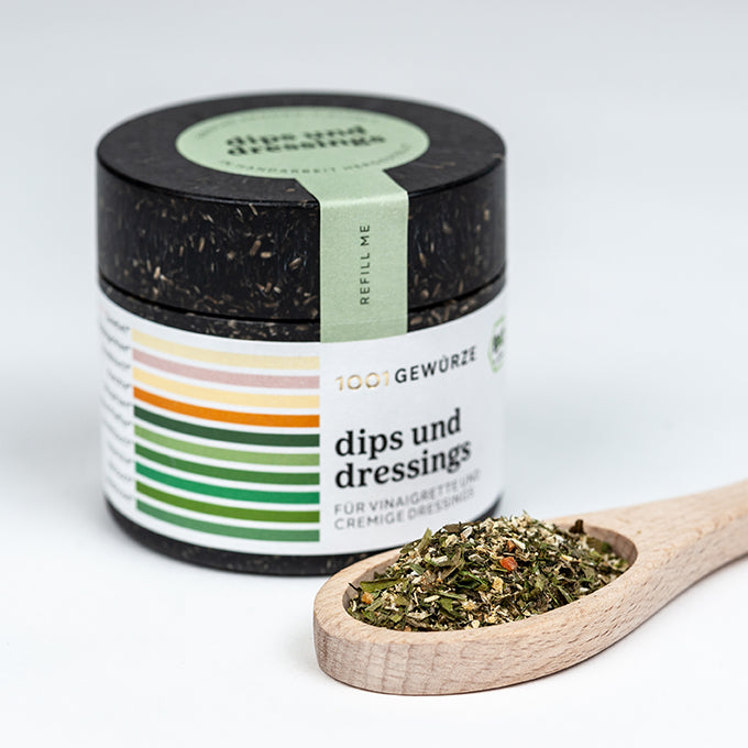 Gewürzmischung "dips und dressings" mit Holzlöffel.