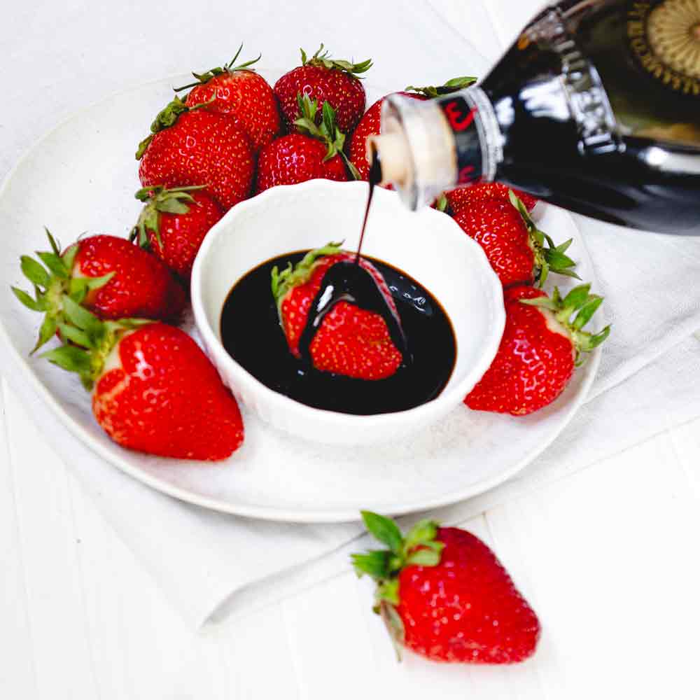 Erdbeeren mit Due Vittorie Balsamico in weißer Schale.