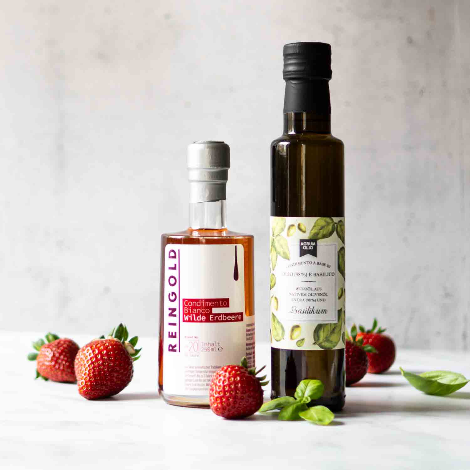 Reingold Essig und Basilikumöl mit Erdbeeren und Basilikum.