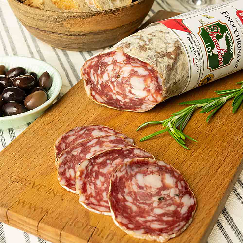 Fenchelsalami, Oliven, Brot, Rosmarin auf Holzbrett, Falorni-Marke.