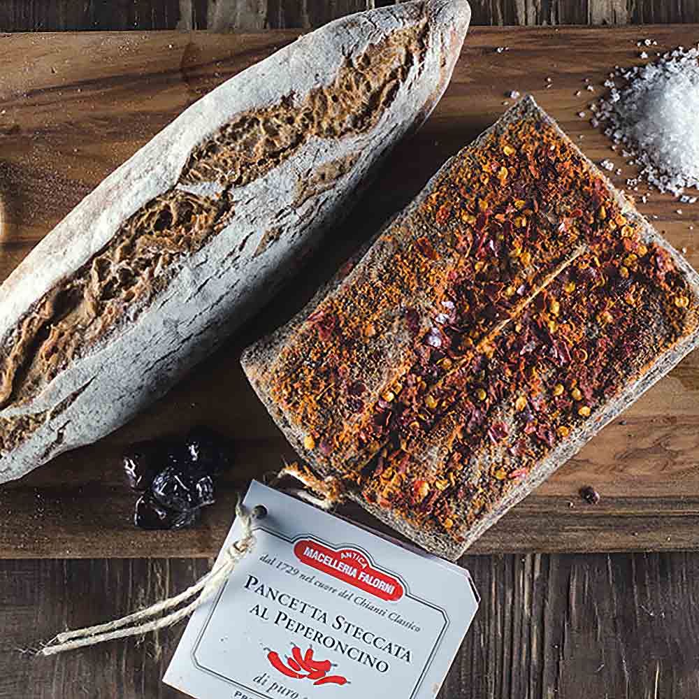 Pancetta mit Peperoncino, Brot, Salz, Macelleria Falorni Etikett.