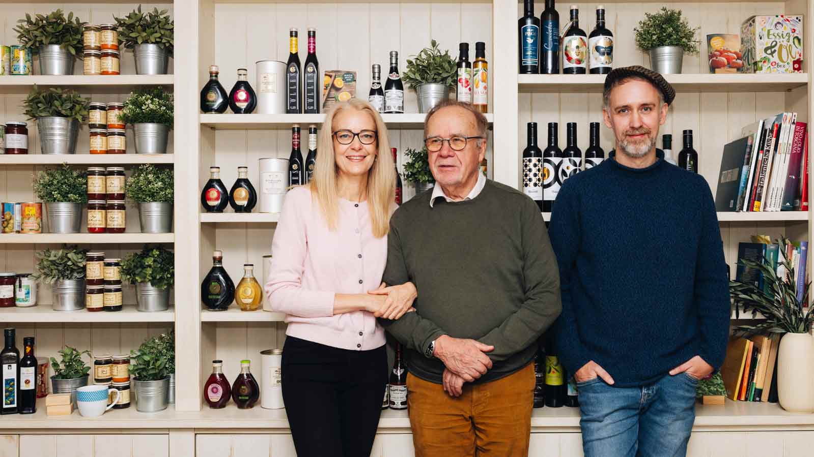 Feinkostregal mit Olivenöl, Essig, Nussöl, Wein und Geschenken.