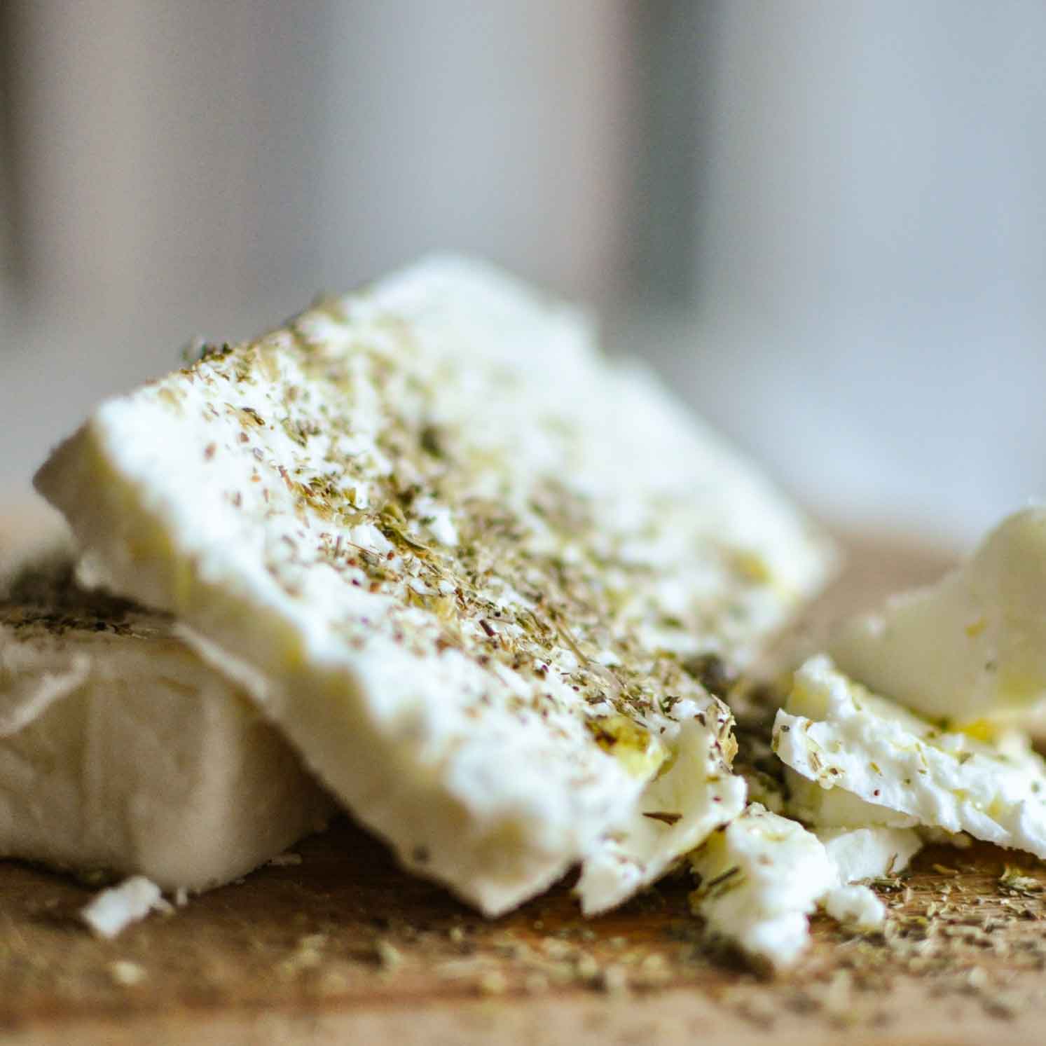 Nahaufnahme eines Feta-Käse mit Kräutern