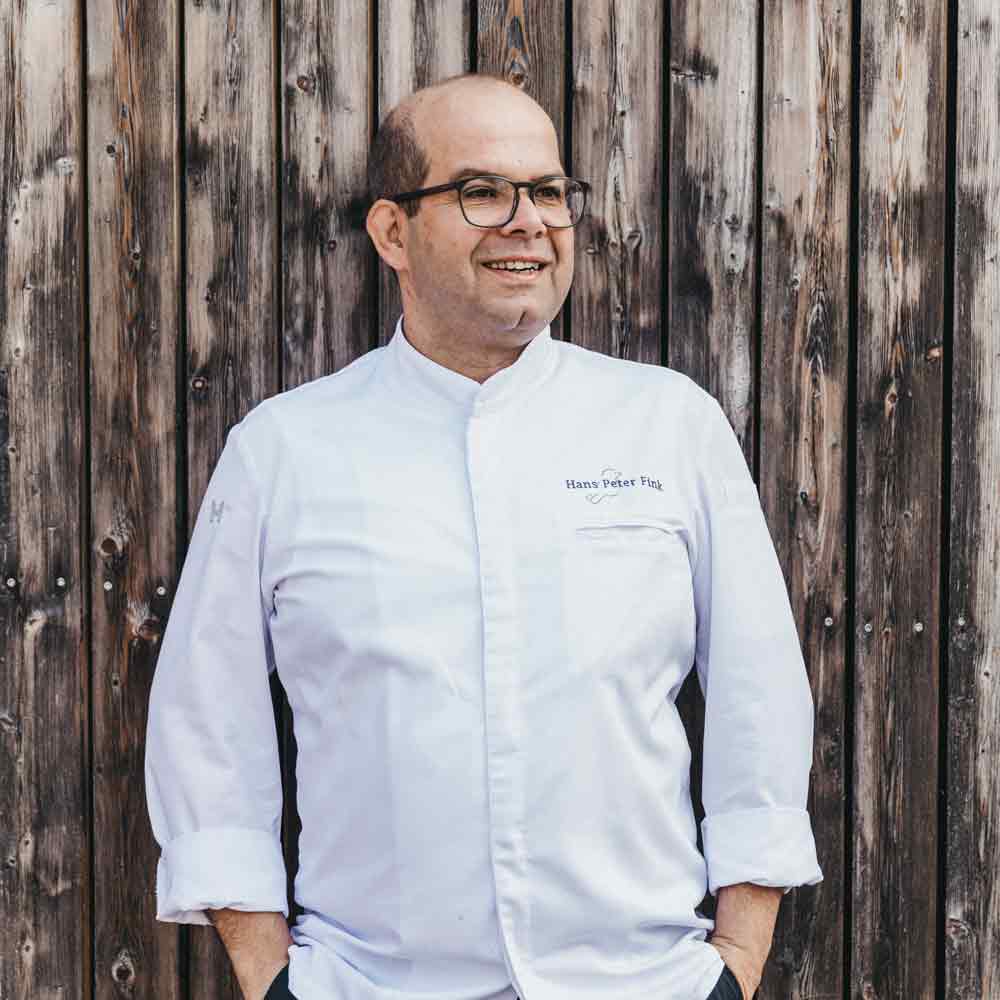 Person in weißem Kochhemd.