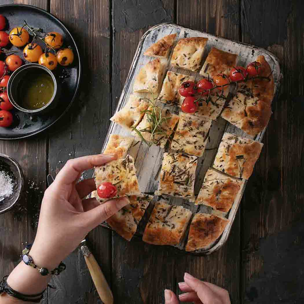 Selbstgemachte Focaccia mit Olivenöl
