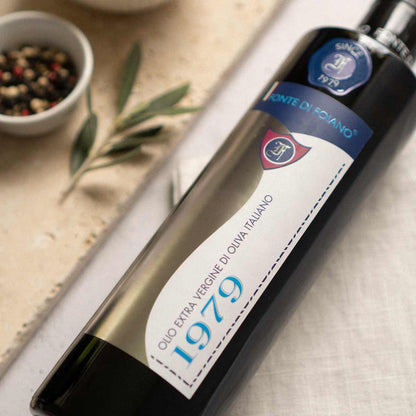 Olivenölflasche Fonte di Foiano 1979 auf Tisch.