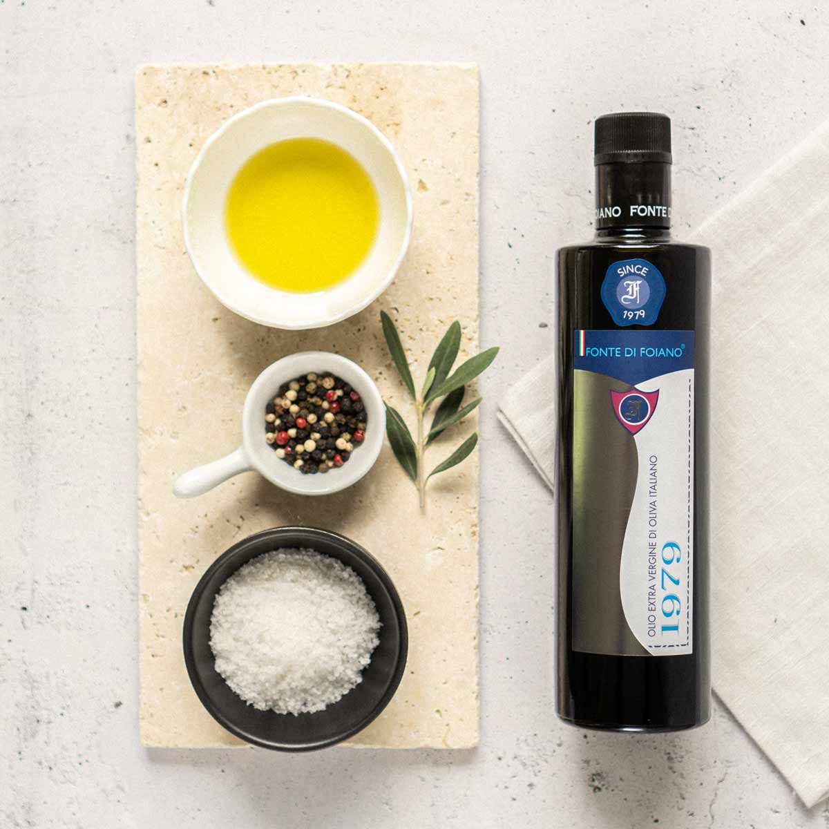 Olivenöl, Fonte di Foiano, Pfeffer, Salz, Olivenzweig, Schale.