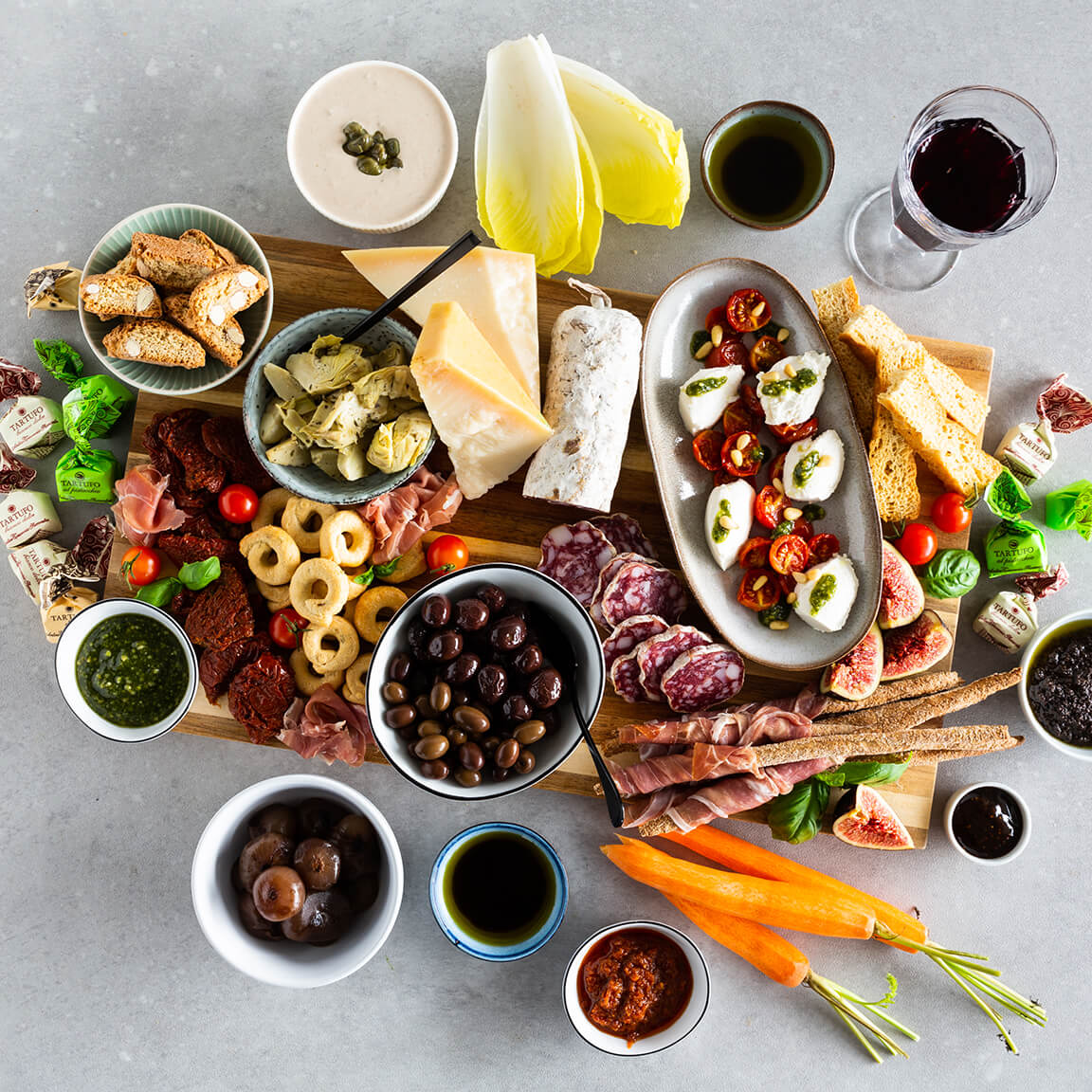 Verschiedene Delikatessen, Olivenöl, Essig, Nüsse, Wein, Geschenke.