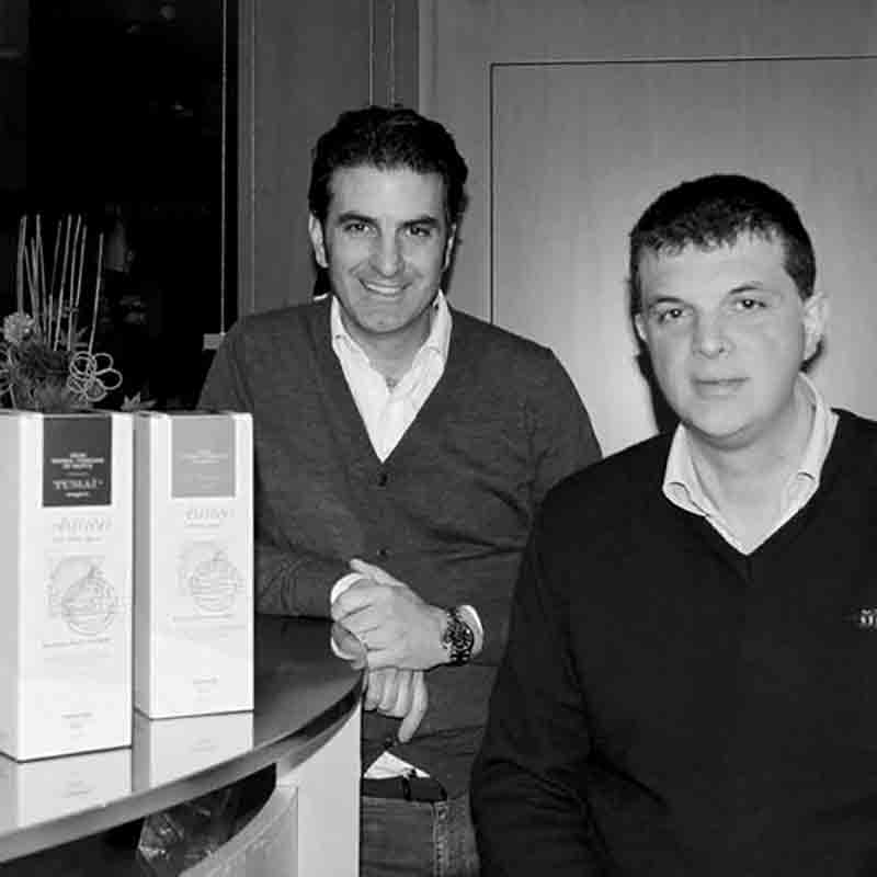 Zwei Männer mit Olivenöl-Produkten.