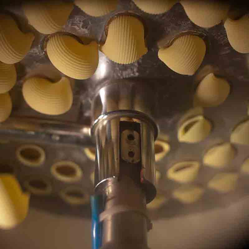 Nudeln in Produktionsmaschine geformt.