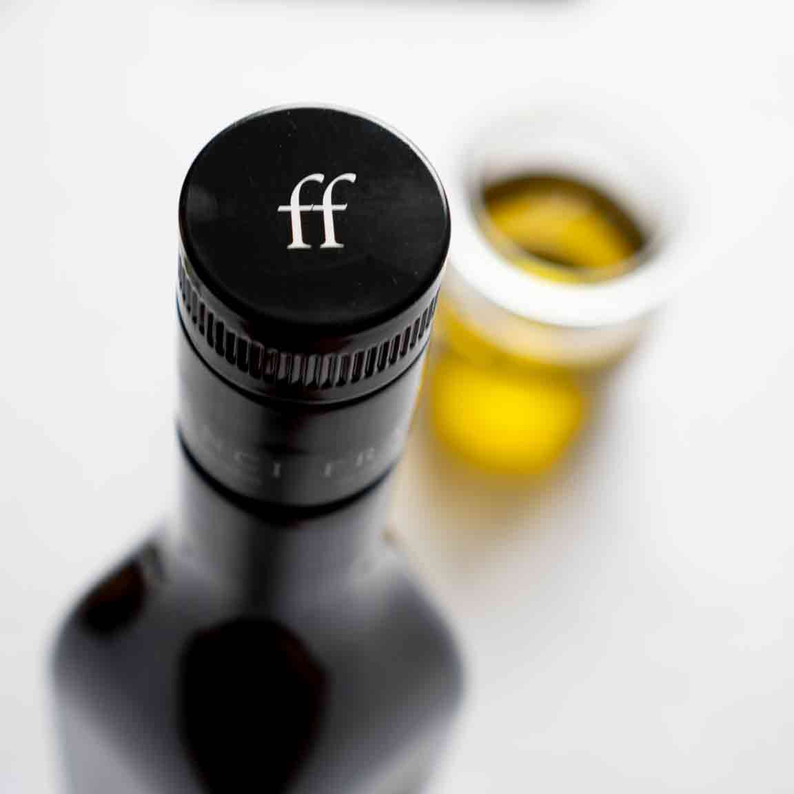 Flasche Frantoio Franci Olivenöl mit Deckelansicht.