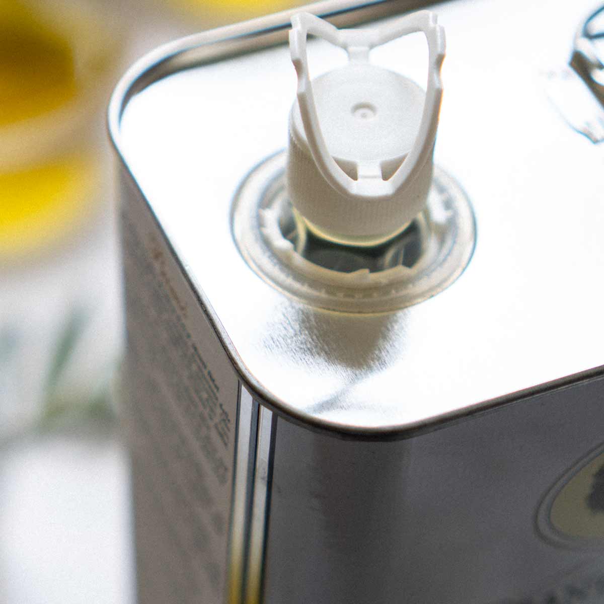 Frantoi Cutrera Olivenölkanister mit Ausgießer, Nahaufnahme.