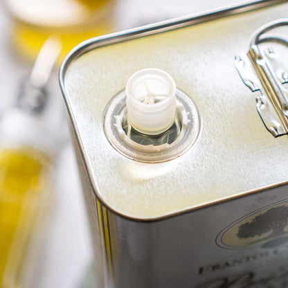 Frantoi Cutrera Olivenölkanister mit Ausgießer, Nahaufnahme.