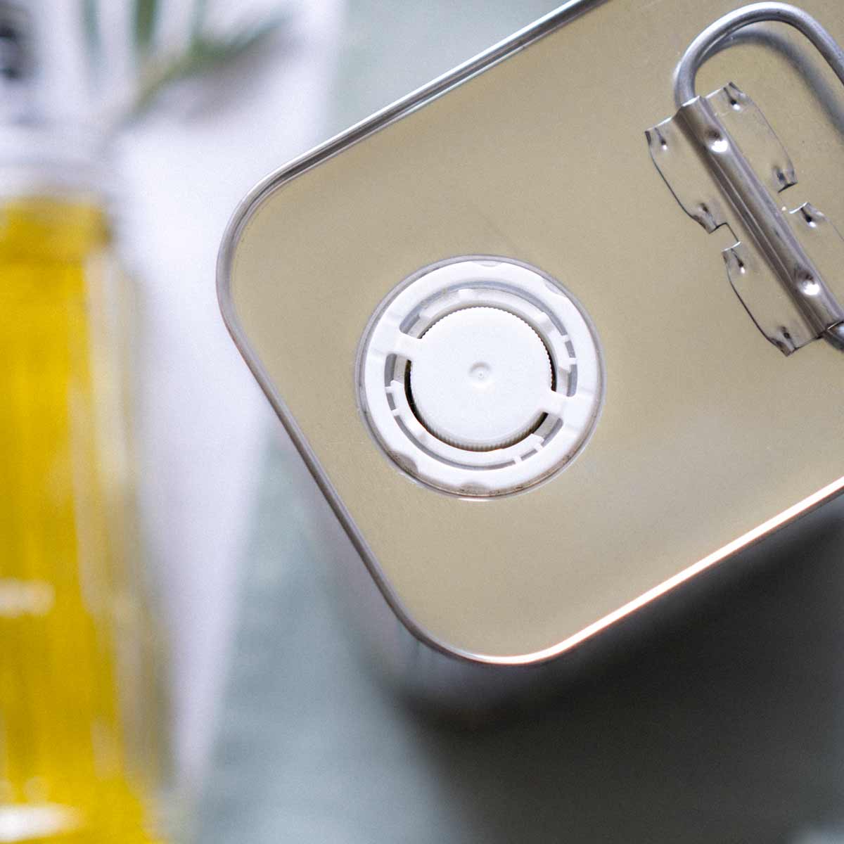 Die Aufnahme zeigt die Öffnung des Kanisters von oben.