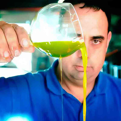 Salvatore Cutrera präsentiert das neue Olivenöl in einem Weinglas.