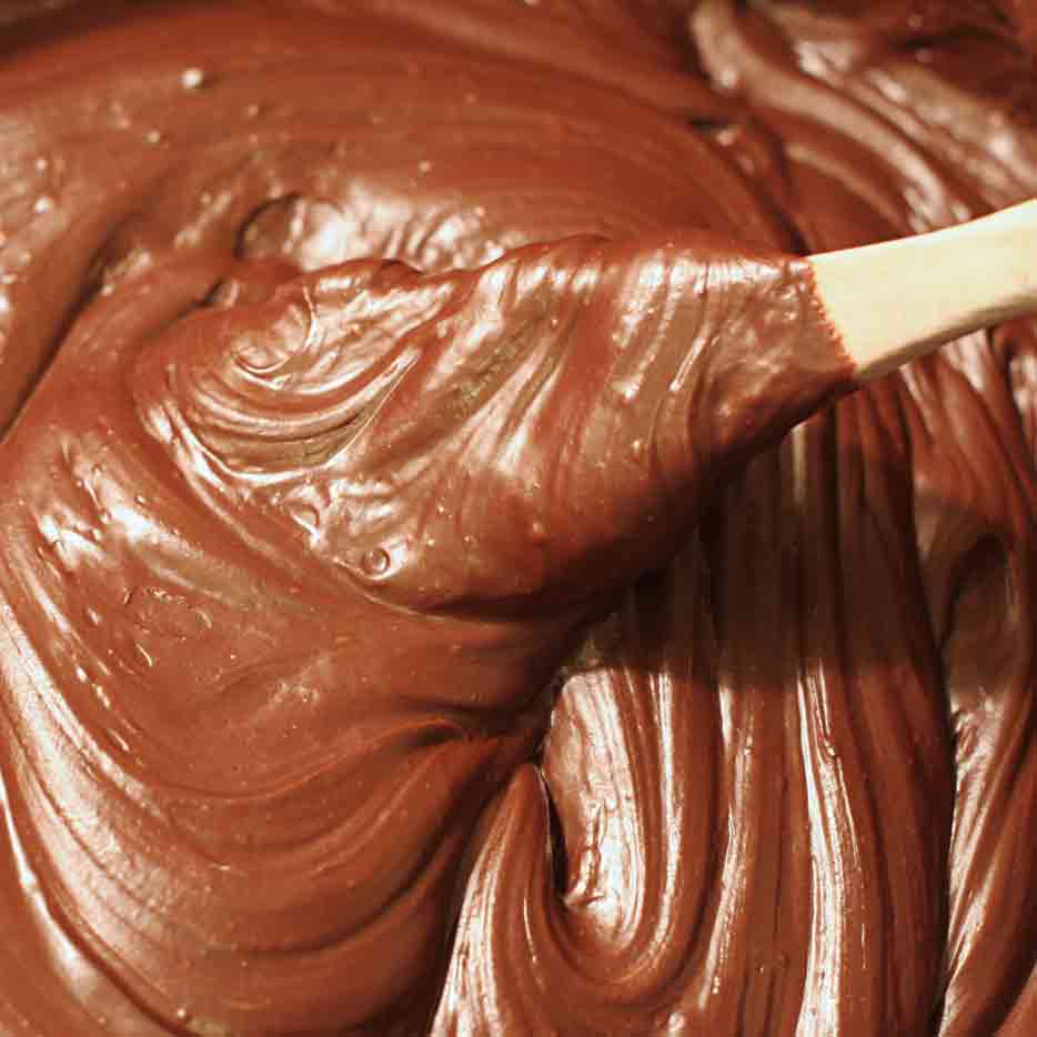 Schokoladenfudge mit Holzlöffel.