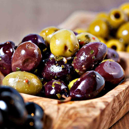 Gemischte entsteinte Oliven in Holzschale, Nahaufnahme.