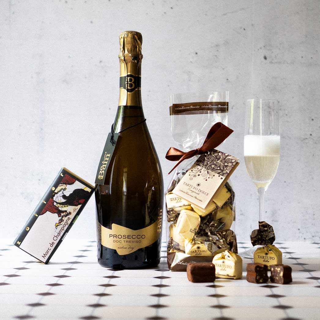 Prosecco, Pralinen, Schokolade, Geschenkset, Flasche, Glas, Verpackung, Tisch.