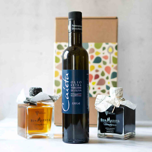 Geschenkset mit Olivenöl, Essig und Nussöl vor Verpackung.