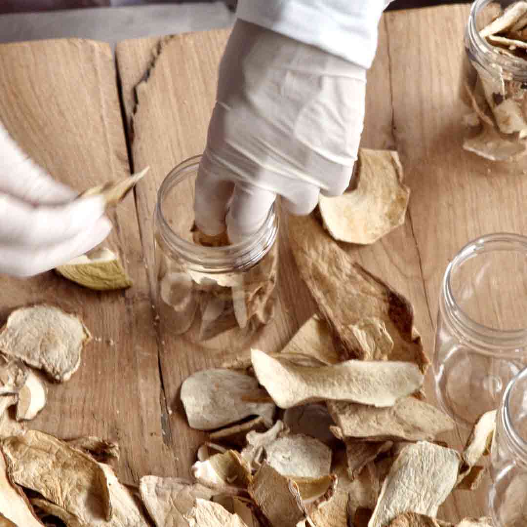 Getrocknete Steinpilze werden in Gläser abgefüllt, Nahaufnahme.