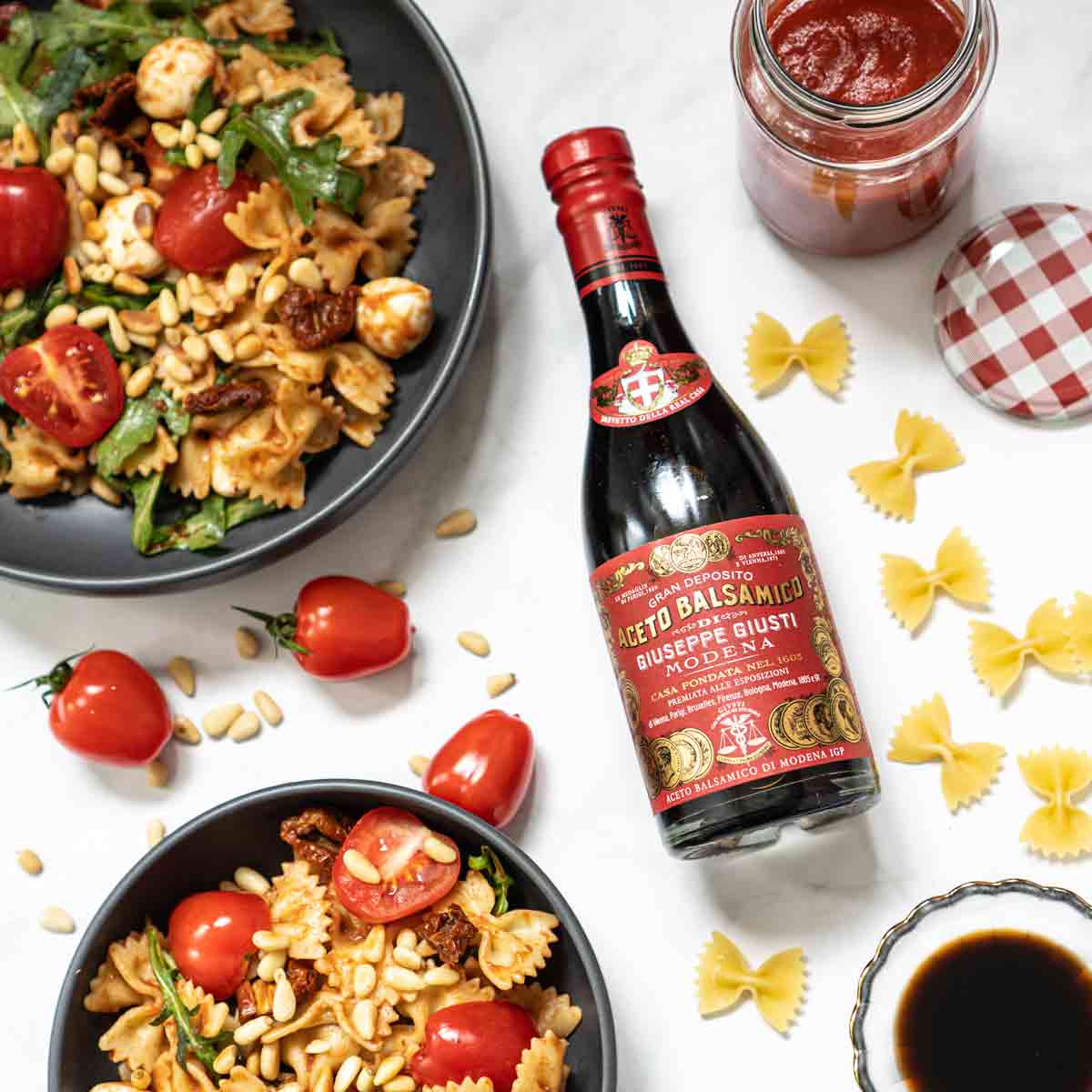 Nudelsalat, Balsamico-Essig Giuseppe Giusti, Tomaten, Pinienkerne, Gläser.