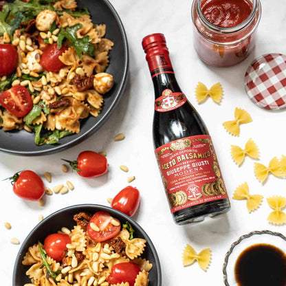 Nudelsalat, Balsamico-Essig Giuseppe Giusti, Tomaten, Pinienkerne, Gläser.