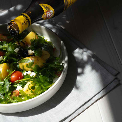 Salat mit Giusti Balsamico, Rucola, Tomaten, Käse, Kartoffeln.