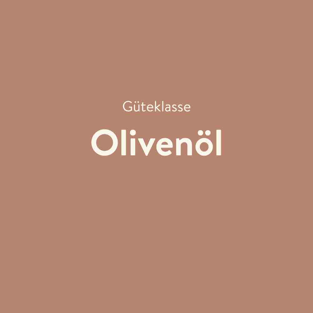 Güteklasse Olivenöl Text auf braunem Hintergrund.